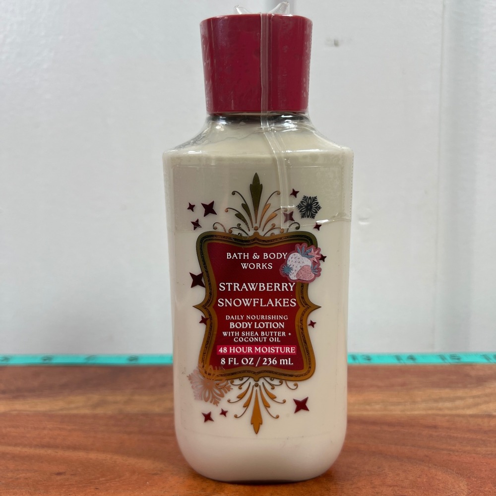 Bath & Body Works Strawberry Snowflakes Daily Nourishing Body Lotion 8oz New